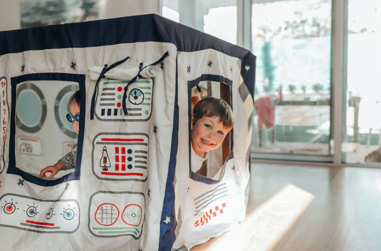 Tablecloth Playhouse, Space Station, Petite Maison