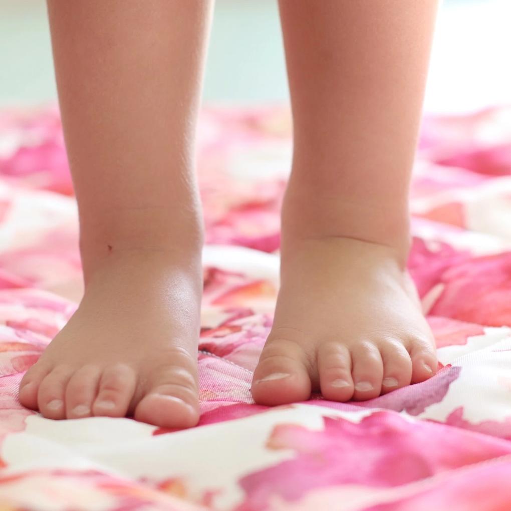 blush-and-blocks-picnic-mat-waterproof-play-mat-medium-pink-close-up