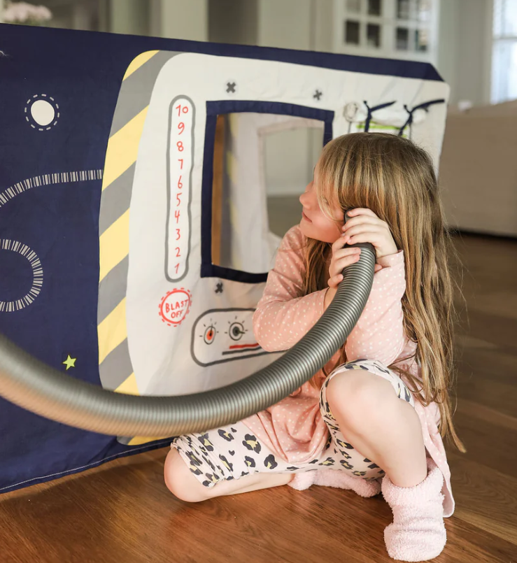 Tablecloth Playhouse, Space Station, Petite Maison